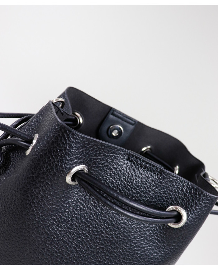 Bolsa negra de damas con bolsa interior