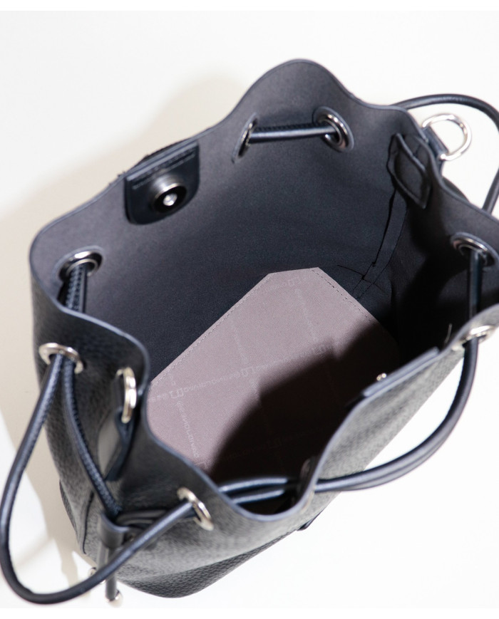 Bolsa negra de damas con bolsa interior