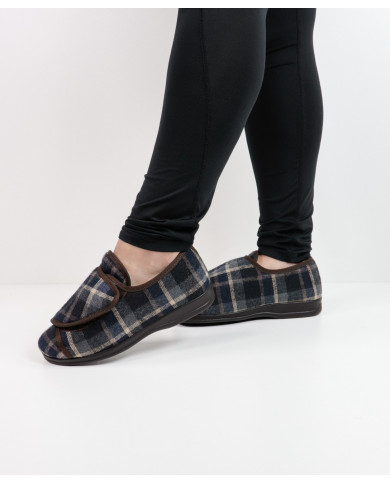 Pantufas Ginova em Xadrez Cinza com Pelo no Interior de Mulher