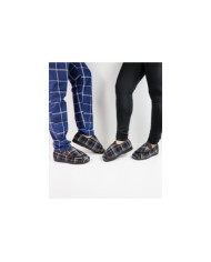 Pantufas em Xadrez Cinza com Pelo no Interior