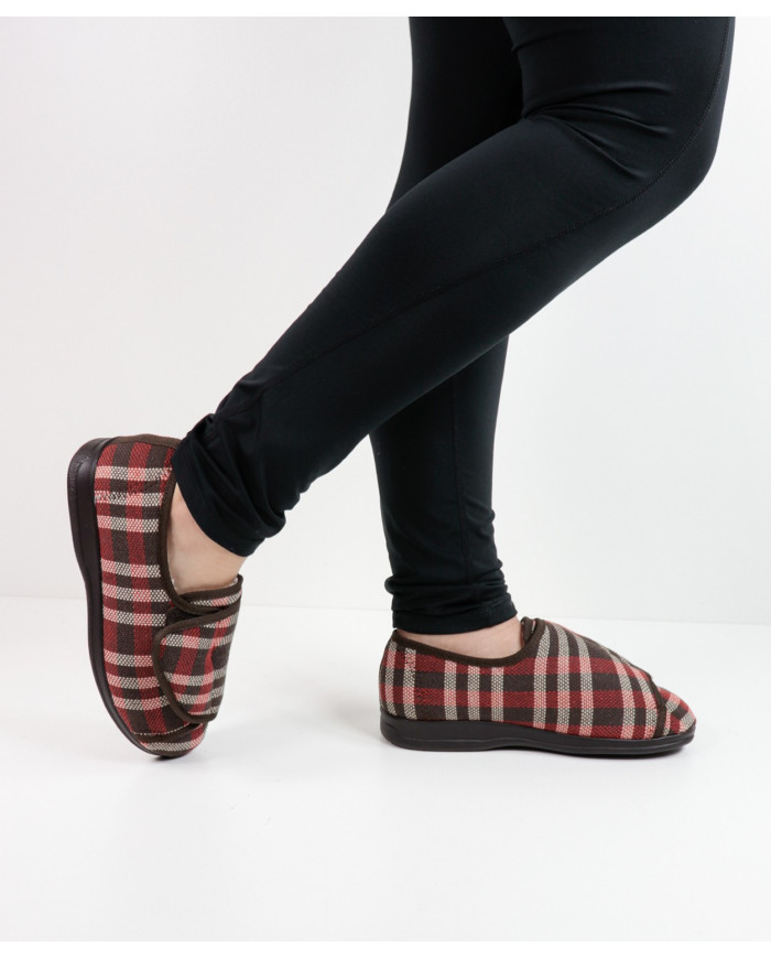 Pantufas in Red Chess with Pear in the Interior of Women