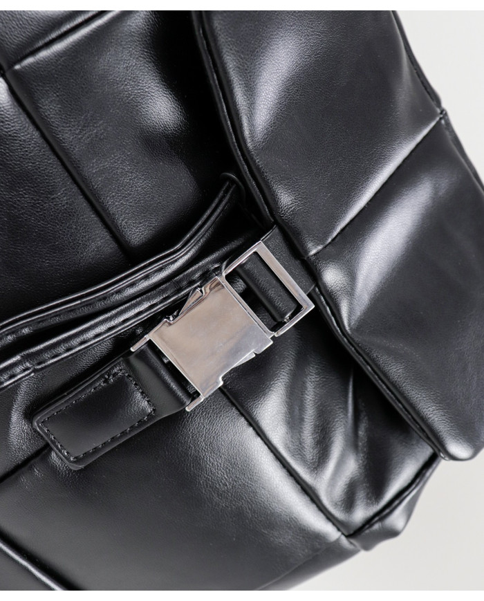 Mochila Preta com Cordões Ajustáveis