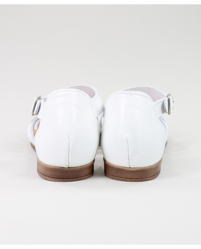 Sandalias de Madame Ginova con rayas cruzadas en la piel