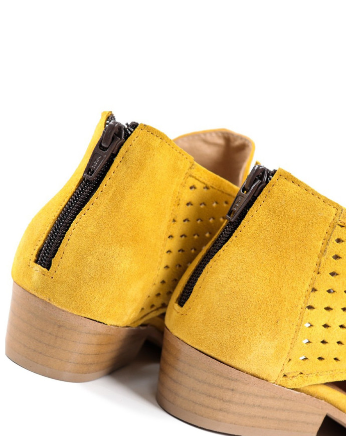 Botins de Senhora Amarelas Ginova com Tira Cruzada Perfurada