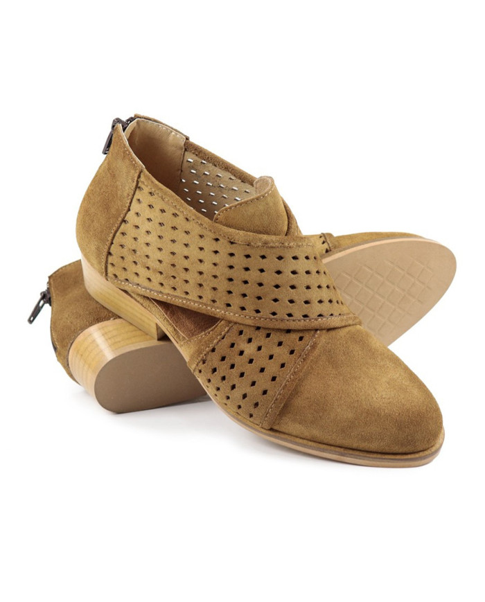Botins de Senhora Camel Ginova com Tira Cruzada Perfurada