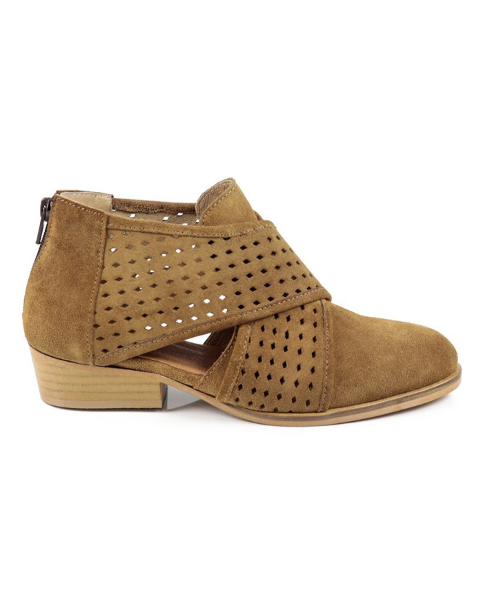 Botins de Senhora Camel Ginova com Tira Cruzada Perfurada
