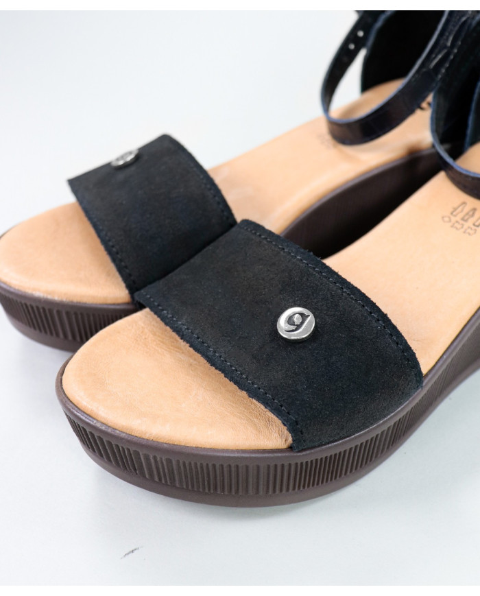 Black Sandals of Lady Ginova Closed Back