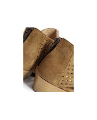 Botins de Senhora Camel Ginova com Tira Cruzada Perfurada