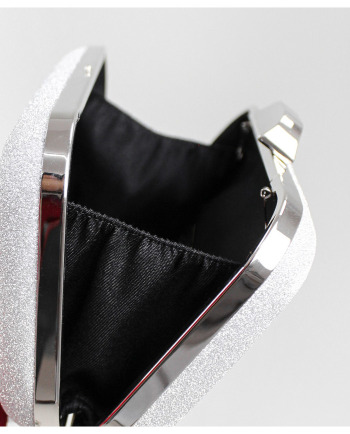 Elegante pata de plata con brillo