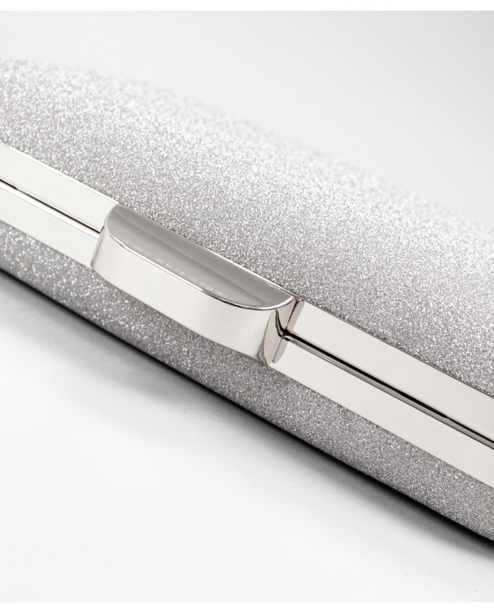 Elegante pata de plata con brillo