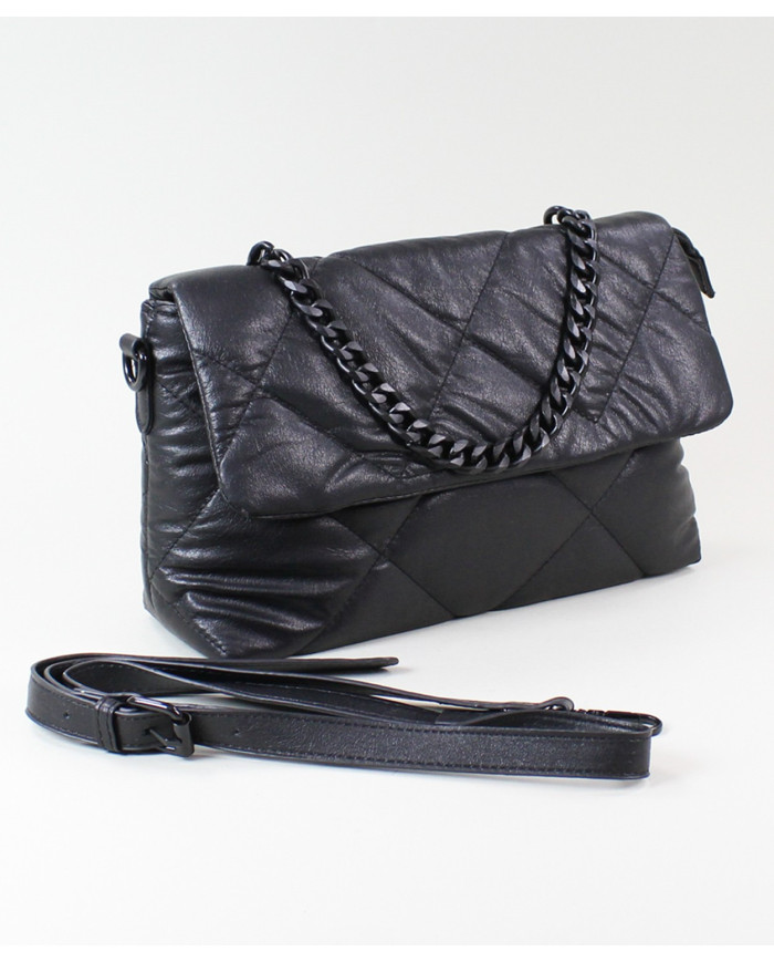 Mala negra de Lady con cadena