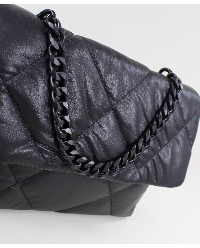 Mala negra de Lady con cadena