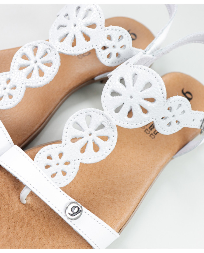 Ladies White Sandals with Apertar Strip