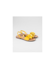 Yellow sandals of Senhora Ginova with lace
