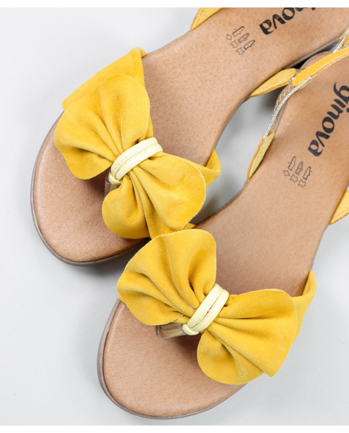Yellow sandals of Senhora Ginova with lace