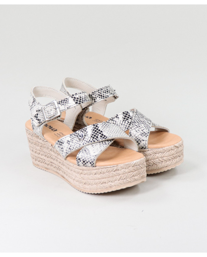 Lady Ginova Standard Sandals of Cross Strips