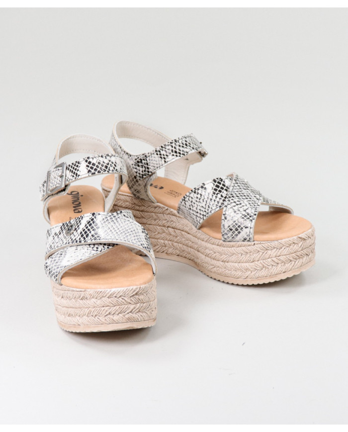 Lady Ginova Standard Sandals of Cross Strips