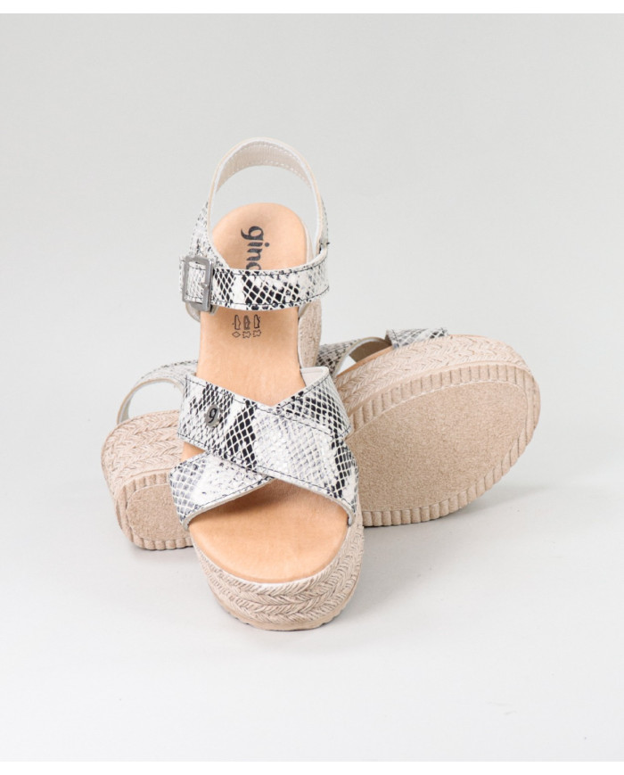Lady Ginova Standard Sandals of Cross Strips