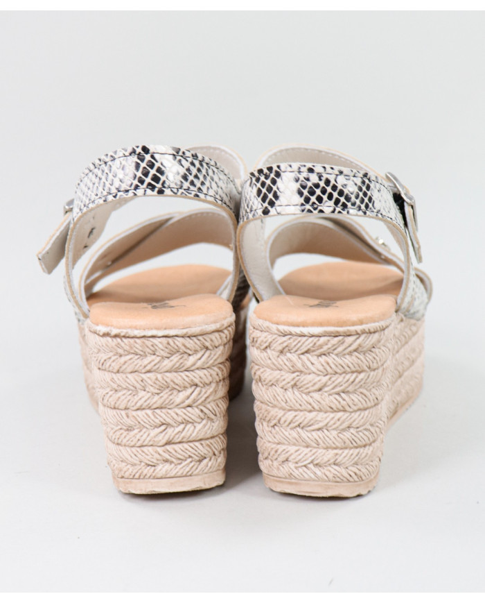 Lady Ginova Standard Sandals of Cross Strips