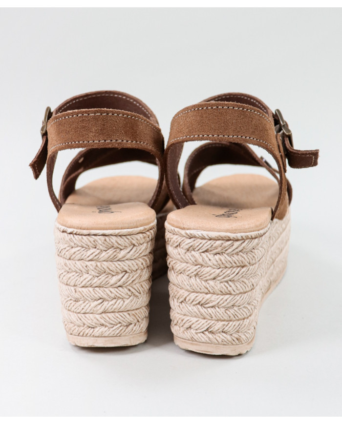 Camel Sandals by Madame Ginova de Tiras Cruzadas