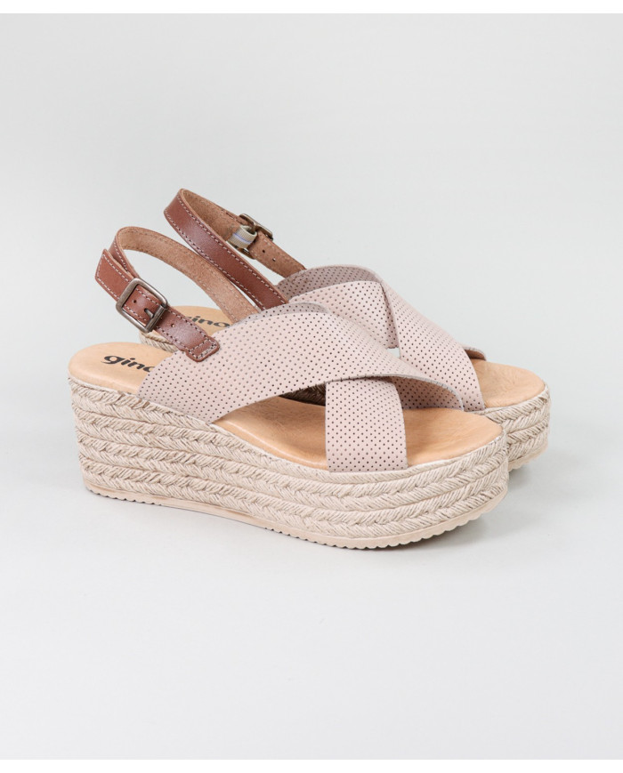 Sandalias de Madame Ginova con Fajas Perforadas