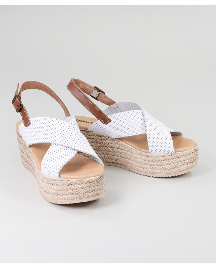 Sandalias de Madame Ginova con Fajas Perforadas