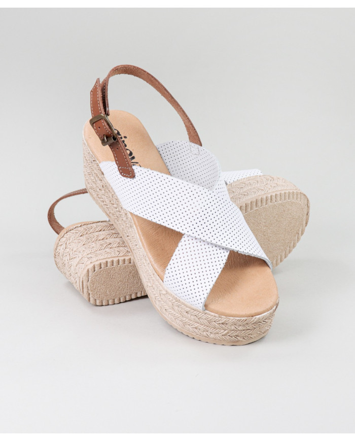 Sandalias de Madame Ginova con Fajas Perforadas