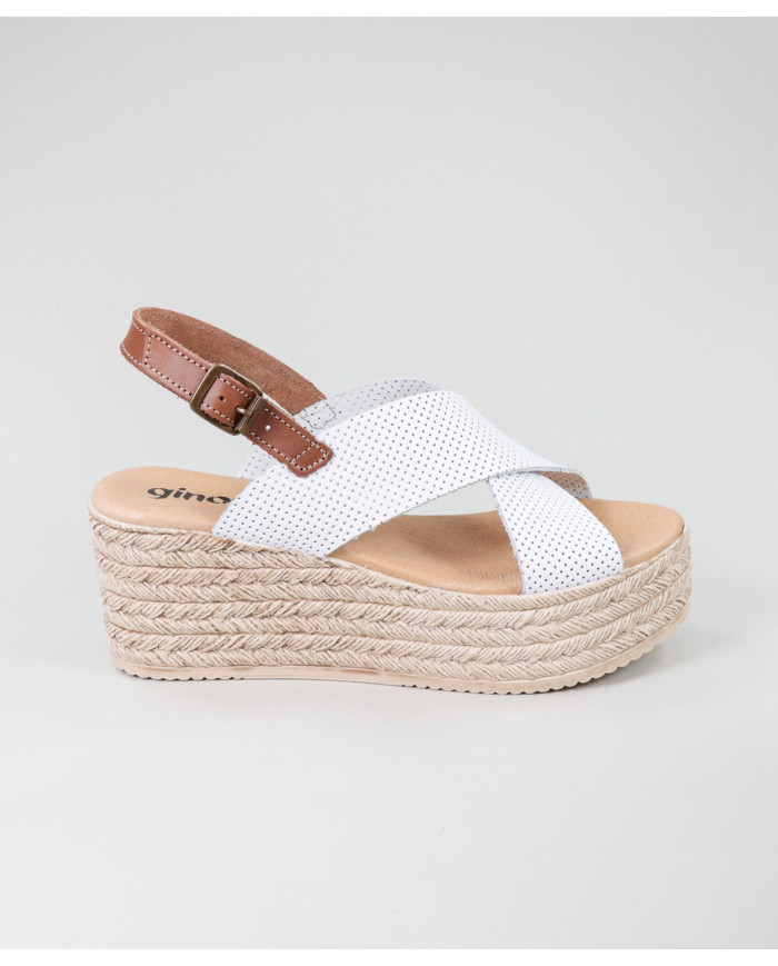 Sandalias de Madame Ginova con Fajas Perforadas