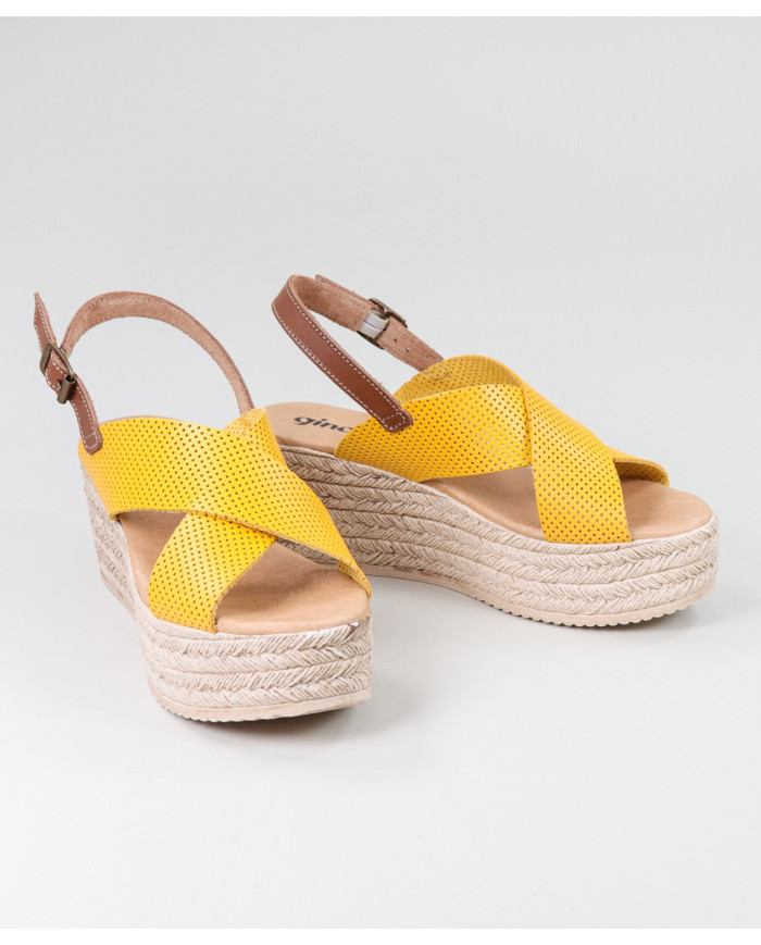 Sandalias de Madame Ginova con Fajas Perforadas