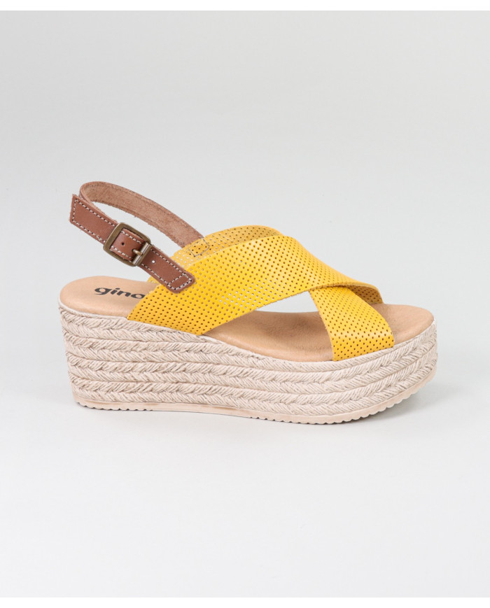 Sandalias de Madame Ginova con Fajas Perforadas