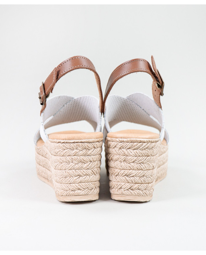 Sandalias de Madame Ginova con Fajas Perforadas