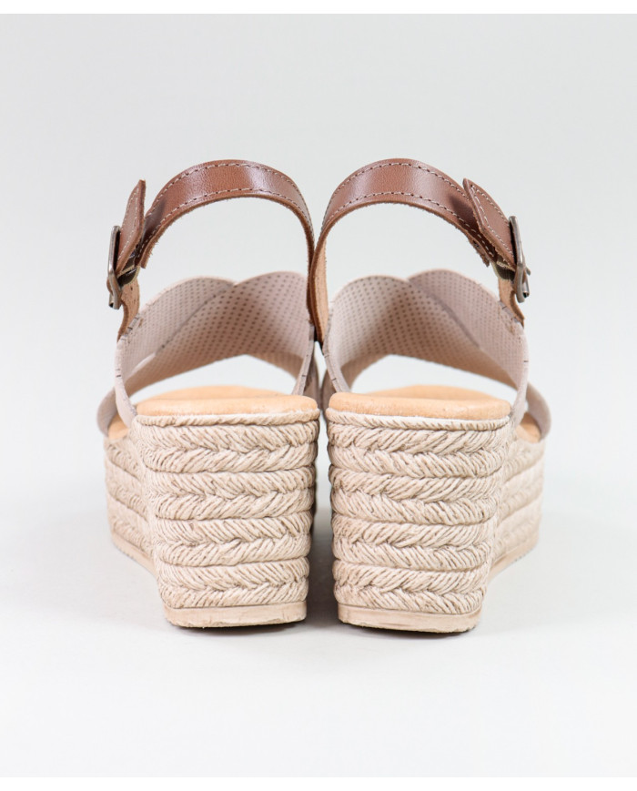 Sandalias de Madame Ginova con Fajas Perforadas