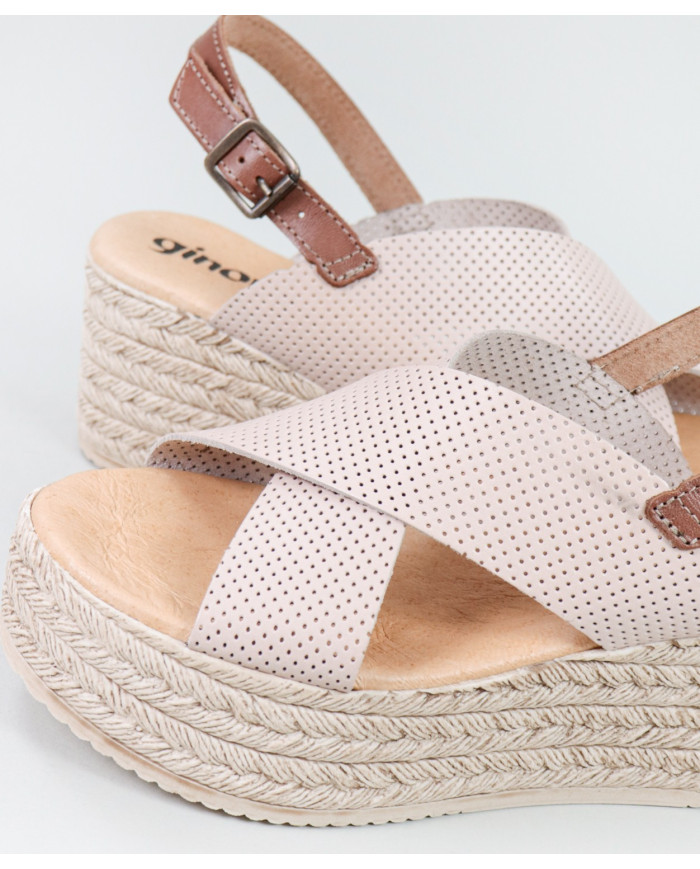 Sandalias de Madame Ginova con Fajas Perforadas