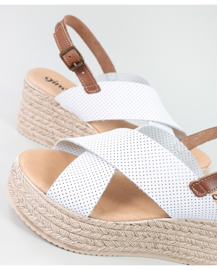 Sandalias de Madame Ginova con Fajas Perforadas