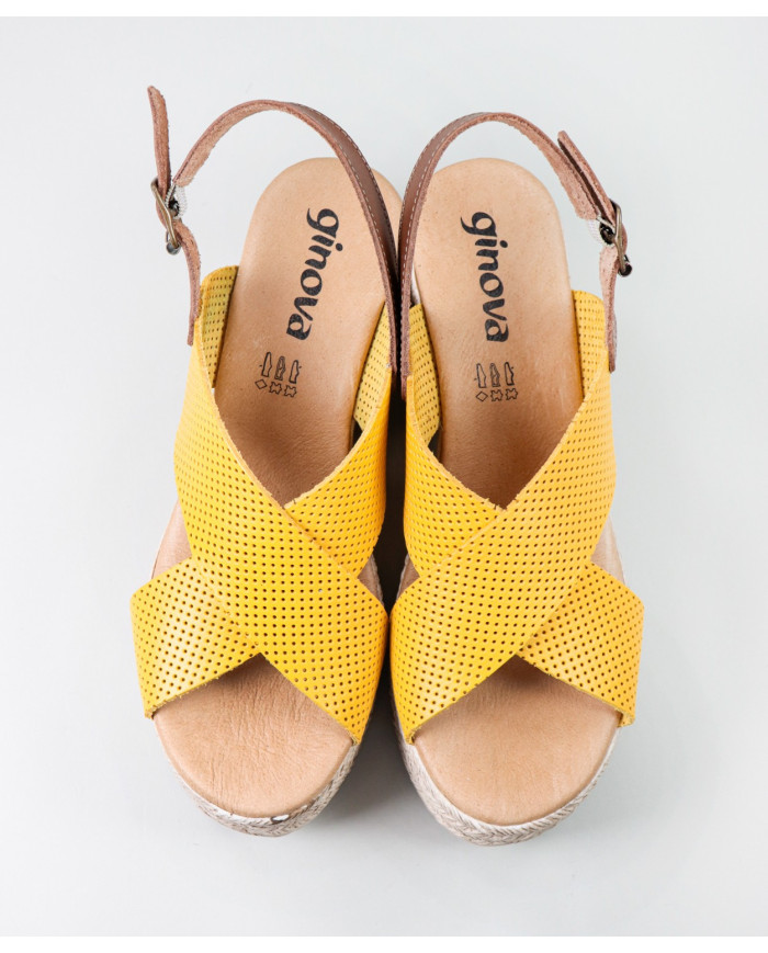 Sandalias de Madame Ginova con Fajas Perforadas