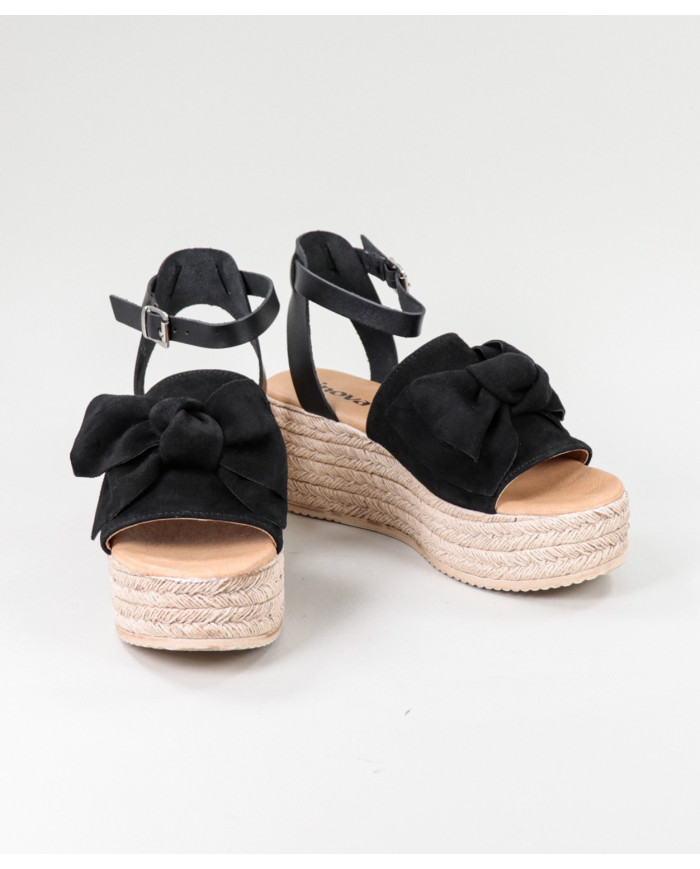 Black Sandals of Lady in Cunha with Lace