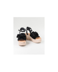 Black Sandals of Lady in Cunha with Lace