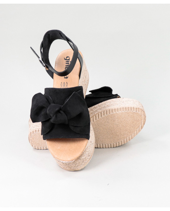 Black Sandals of Lady in Cunha with Lace