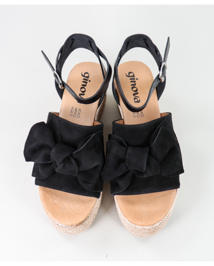 Black Sandals of Lady in Cunha with Lace