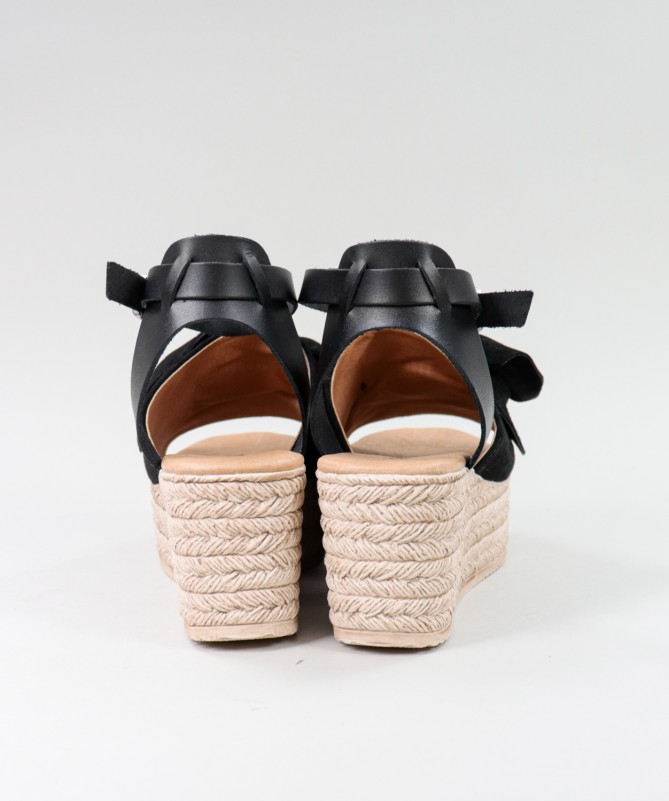 Sandálias Pretas de Senhora em Cunha com Laço