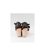 Black Sandals of Lady in Cunha with Lace