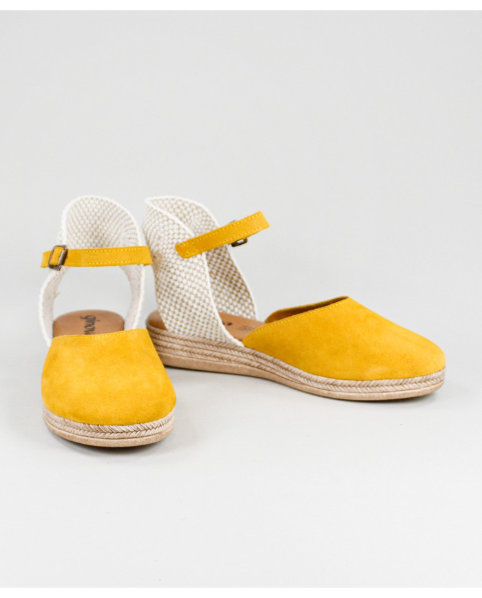 Yellow sandals of Lady Ginova Closed to the Front