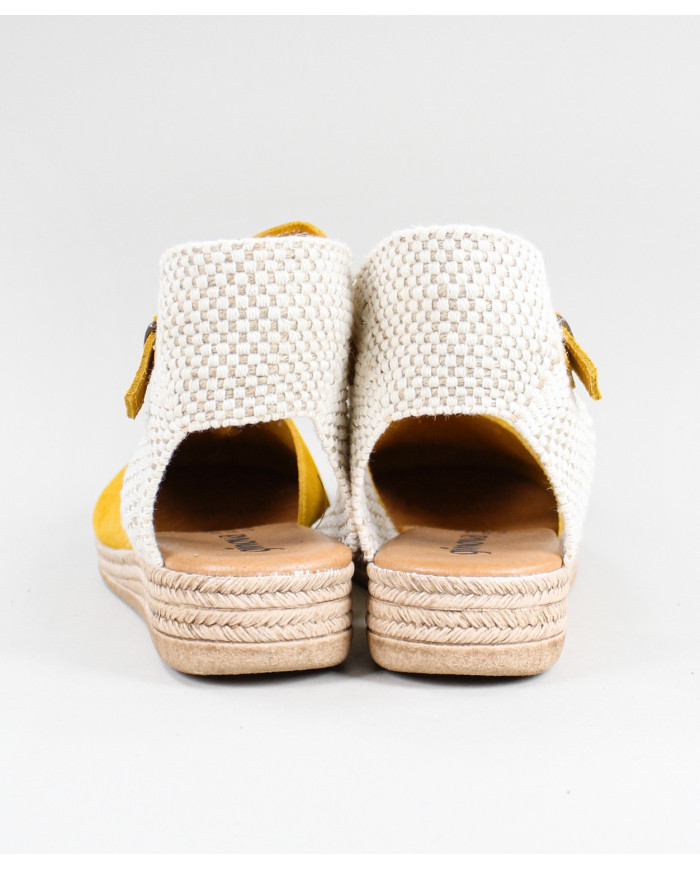 Yellow sandals of Lady Ginova Closed to the Front