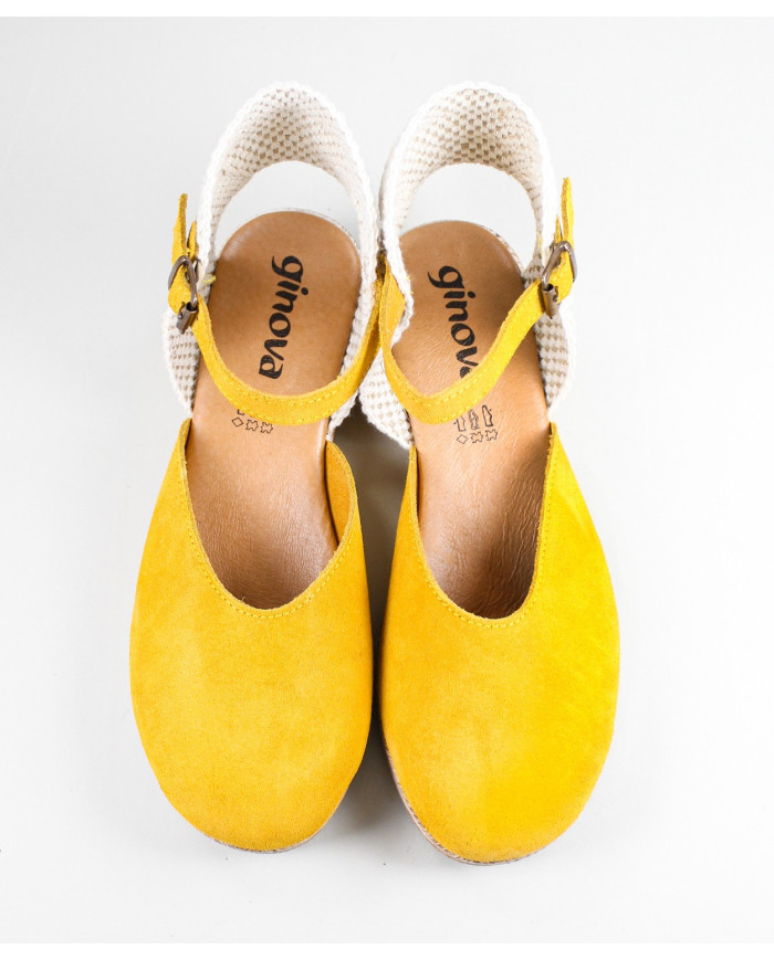 Yellow sandals of Lady Ginova Closed to the Front