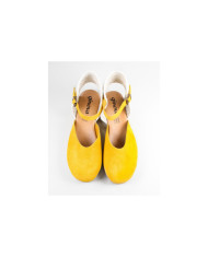 Yellow sandals of Lady Ginova Closed to the Front
