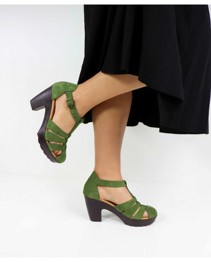 Sandals by Senhora Ginova in Camurça