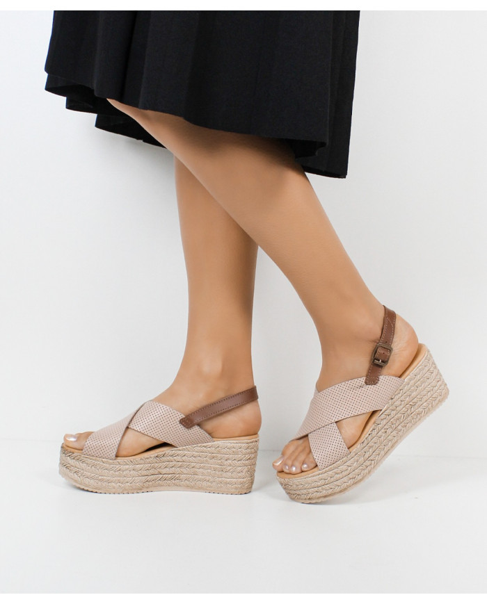 Sandalias de Madame Ginova con Fajas Perforadas