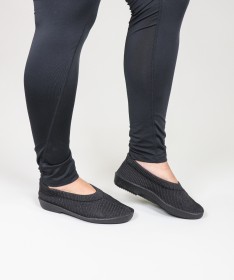 Sapatos Pretos de Conforto com Gáspea em Malha Tricotada