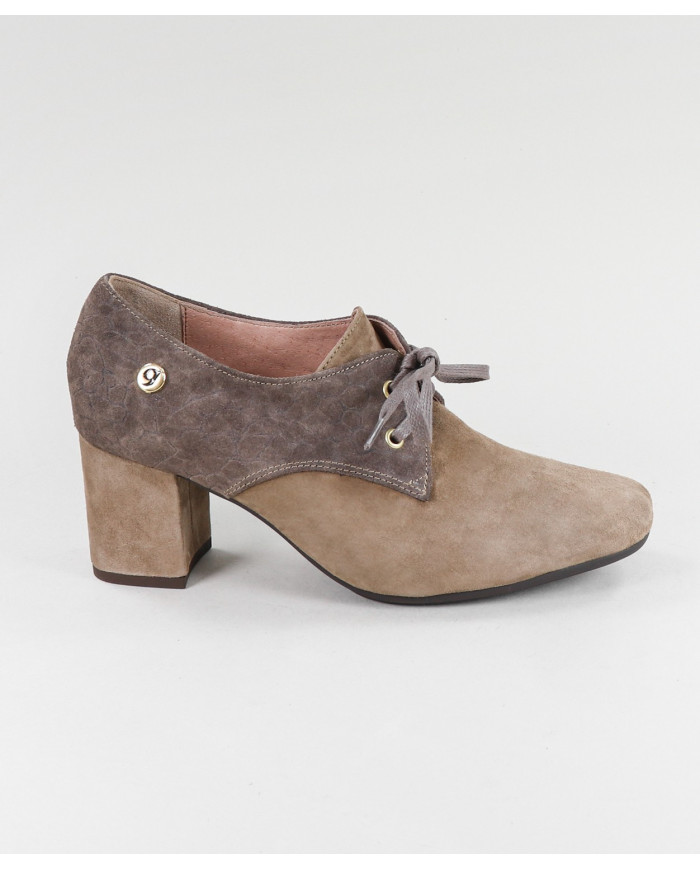 La señora Ginova Botas con Wholesalers