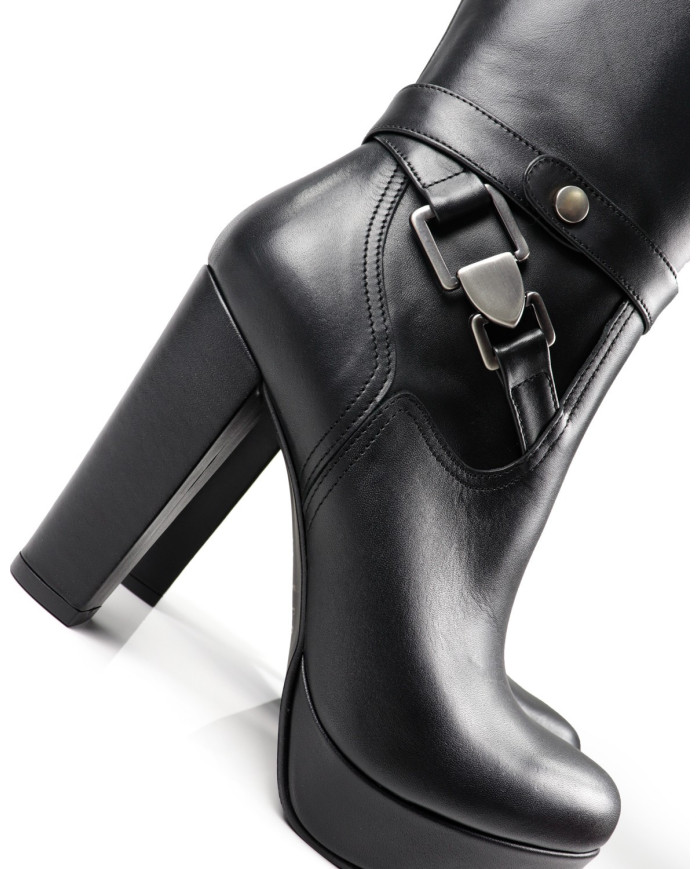 Botas Preto de Cano Alto Ginova Compensadas